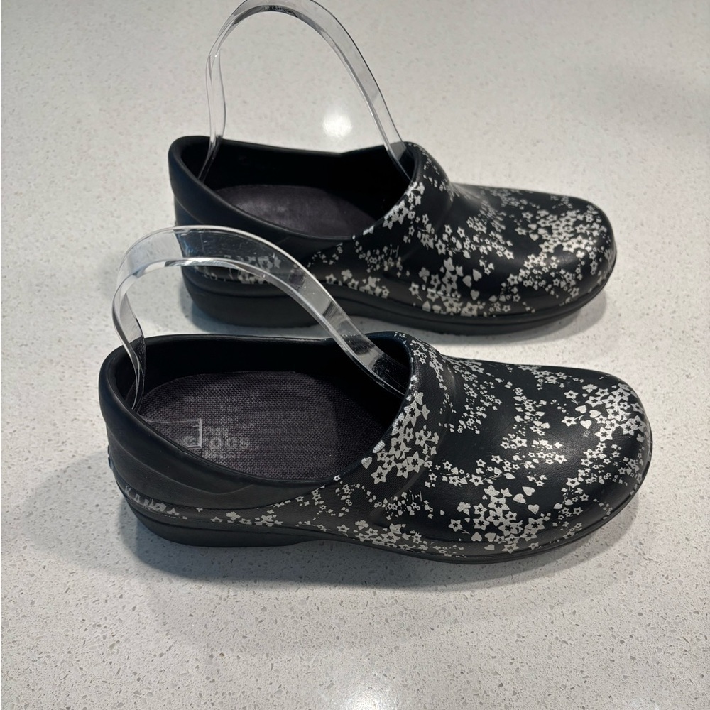 Crocs Clogs Women's Black and White, Size 7
